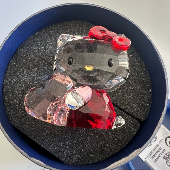 SWAROVSKI Hello Kitty Large Holding Heart Pink Red Crystal - Picture 2 of 6